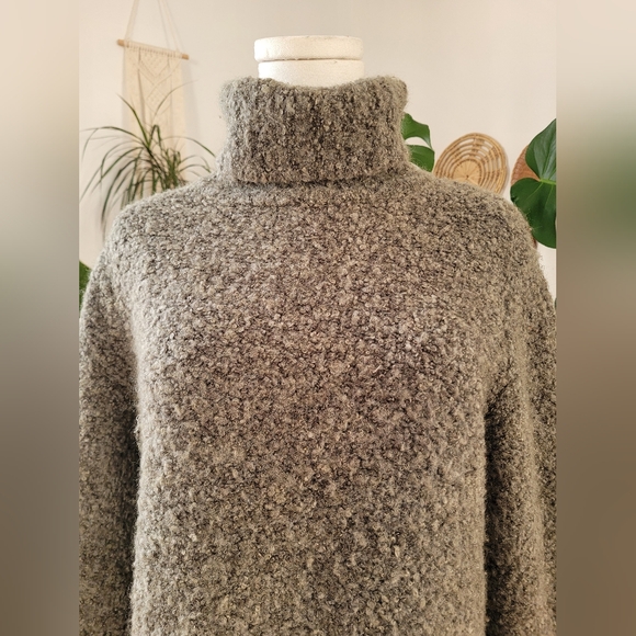 Elegant Green Mohair Blend Turtleneck Sweater - Picture 2 of 6